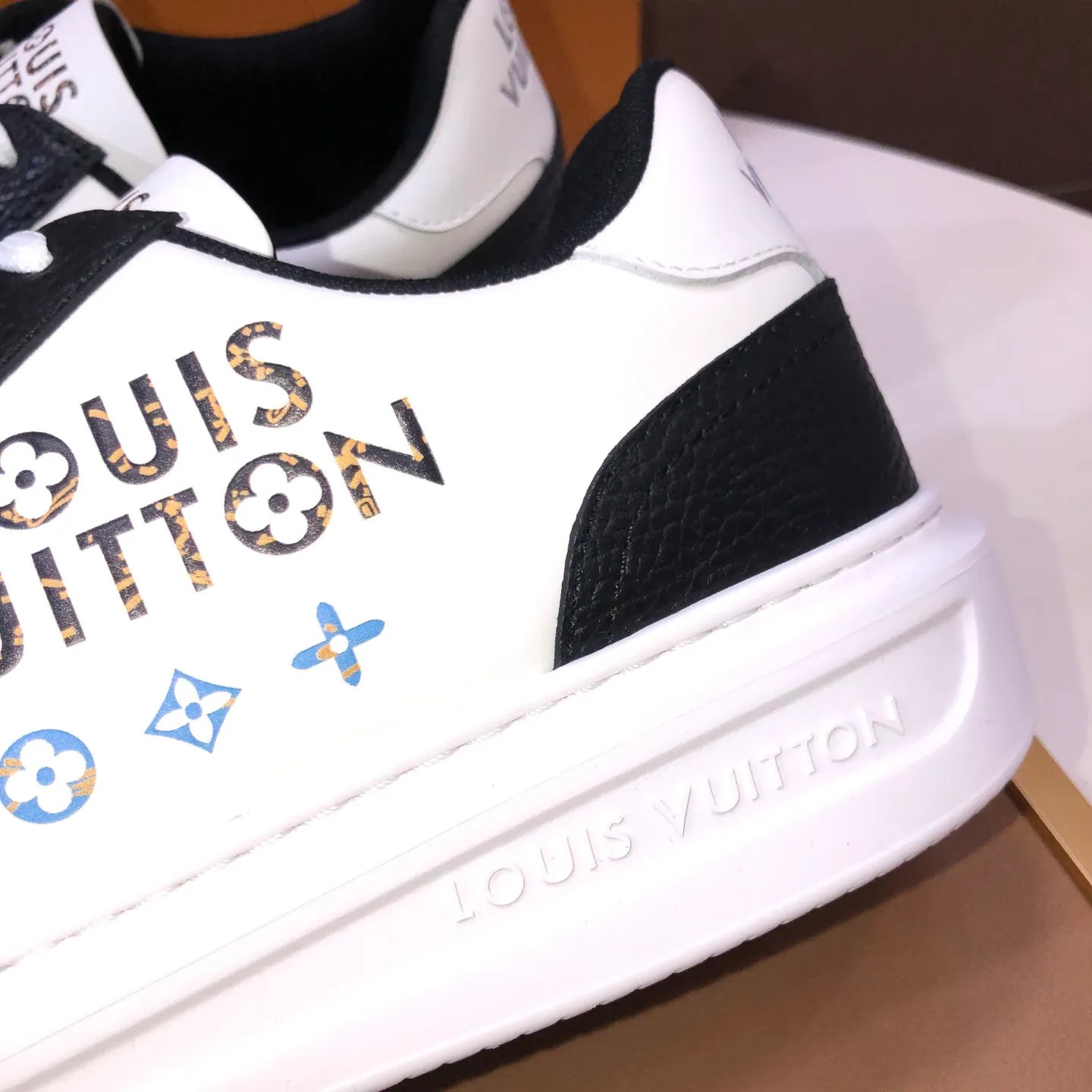 Factory batch 640💰original development, quality shipment, welcome to compare - LV sneaker series sports shoes introduce the loose silhouette of the ready-to-wear series into the spring and summer men's wear shows and make an eye-catching appearance. The cow leather upper is combined with rough fabric laces, and colorful beading highlights the brand's classic elements. LV letters mark the tongue and Monogram floral outsole. Mixed materials Made of top-grain cowhide, thick shoelace design, large Monogram print on the side, mesh lining and cotton feet, the comfort is as extreme as ever, premium heritage, quality first, worth owning! Size: Men’s 38-45 (45 is custom-made and cannot be returned or exchanged)